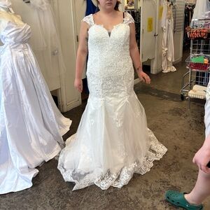 Elegant White Lace Wedding Dress